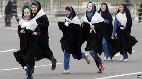 _45463936_iran-girls-running.gif