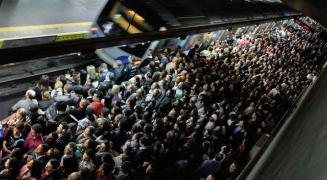 people_are_packed_like_sardines_in_sao_paulos_subway_640_08.jpg