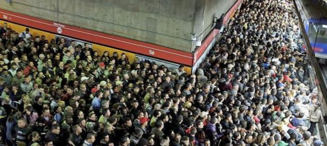 people_are_packed_like_sardines_in_sao_paulos_subway_640_13.jpg