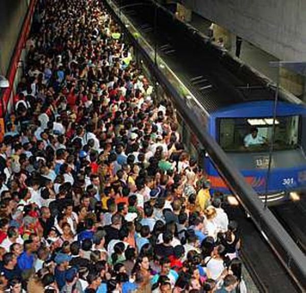 people_are_packed_like_sardines_in_sao_paulos_subway_640_14.jpg