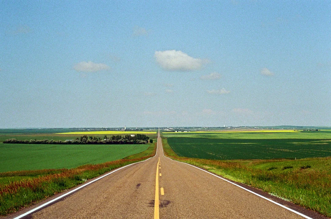 the-deserted-highways-of-the-american-west-v0-zohlo8uyhsze1.jpg