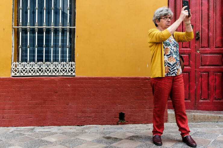 life_unfiltered_street_photography_that_speaks_in_color_by_polly_rusyn_640_07.jpg