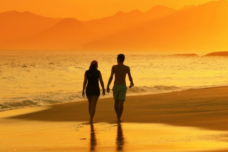 Lover-Romantic-Beach-Walk-485x728.jpg