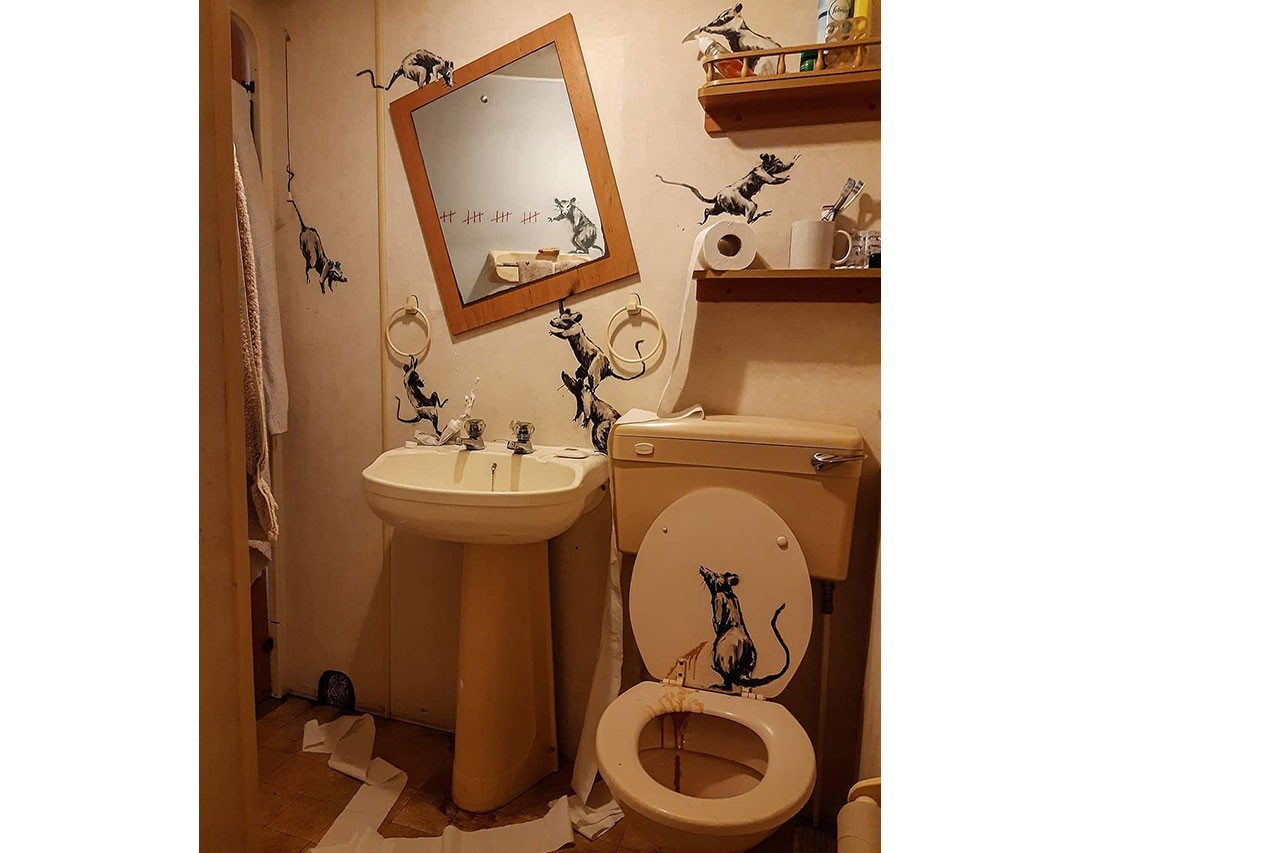 https___kr.hypebeast.com_files_2020_04_banksy-reveals-bathroom-artworks-made-during-coronavirus-lockdown-rats-1.jpg