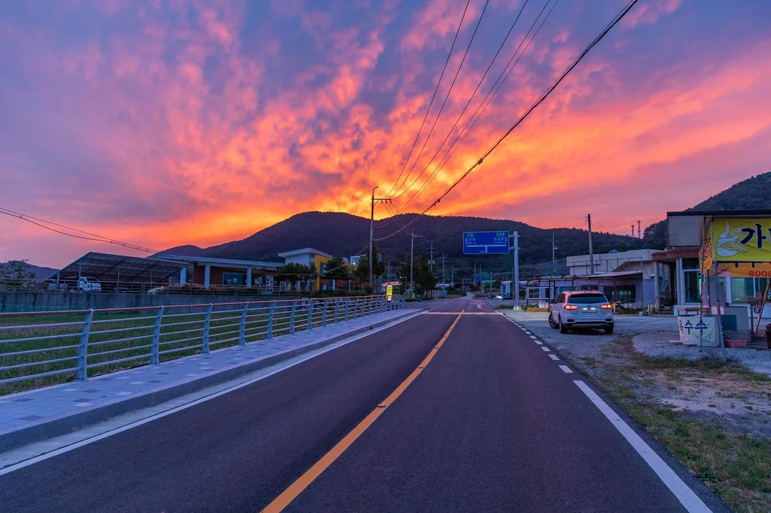 sunset-on-a-country-road-south-korea-v0-5qwkk0bn3skd1.jpeg