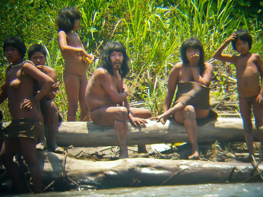 c-Jean-Paul-Van-Belle-Pictures-from-2011-Uncontacted-Mashco-Piro-Indians-on-a-riverbank-near-the.jpg