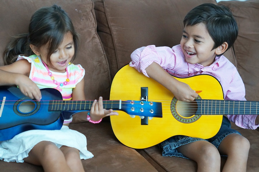 kids-having-fun-playing-guitarr7.jpg