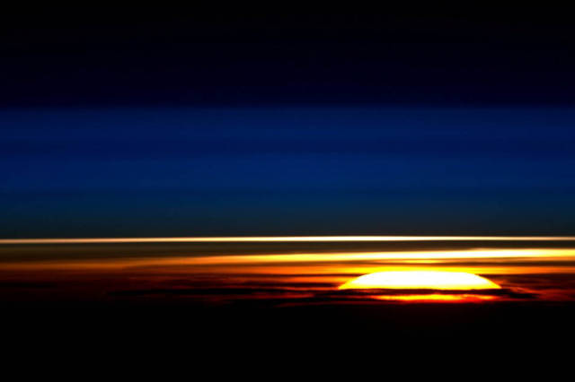 astronauts_have_the_best_view_when_it_comes_to_our_beautiful_planet_earth_640_08.jpg