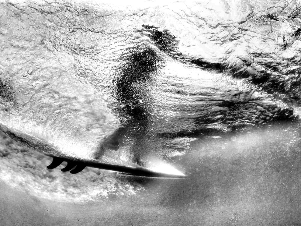 surfer-underwater-australia_66709_990x742.jpg