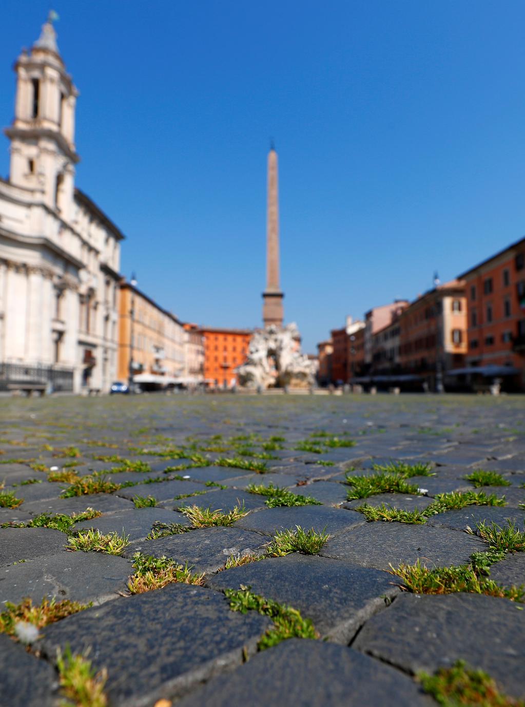 코로나로 인적이 잦아들면서 풀이 자라나는 로마 나보나 광장.jpg