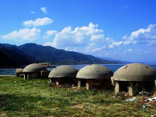 Bunker_in_Albania.jpg