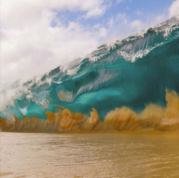 spectacular_photos_taken_inside_gigantic_waves_640_04.jpg