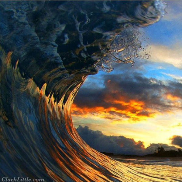 spectacular_photos_taken_inside_gigantic_waves_640_11.jpg
