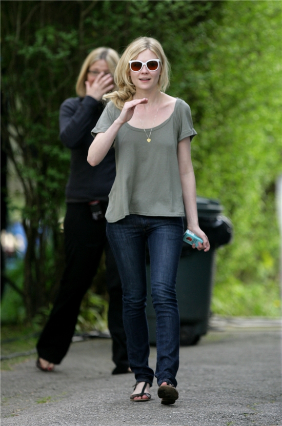 kirsten-dunst-on-the-set-of-all-good-things3_paparazzie.jpg