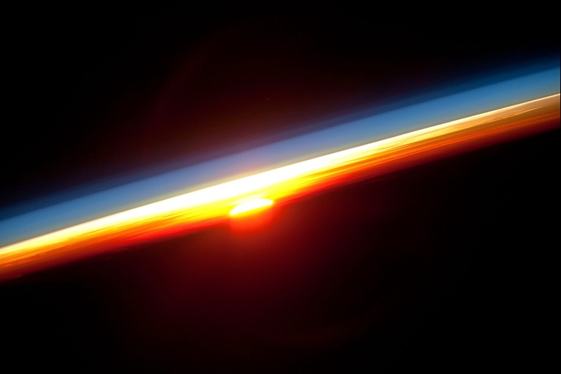 gpw-20061021-NASA-ISS022-E-16133-sun-Earth-colorful-horizon.jpg