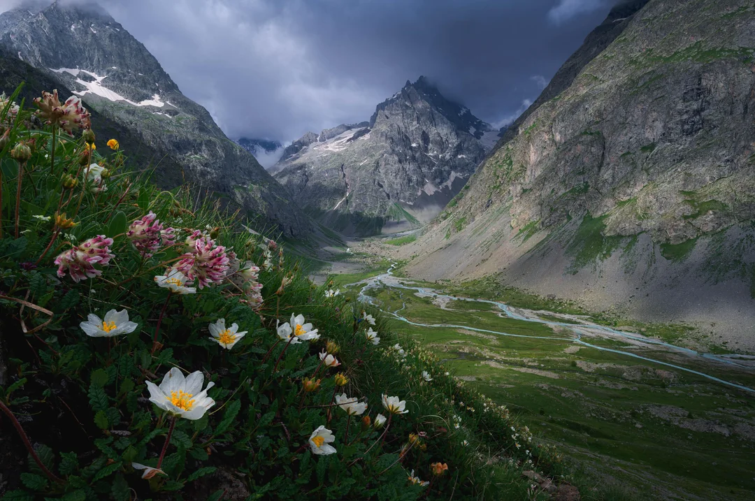 frames-of-some-beautiful-corners-of-the-french-alps-in-v0-i09k7gdrxyze1.jpg