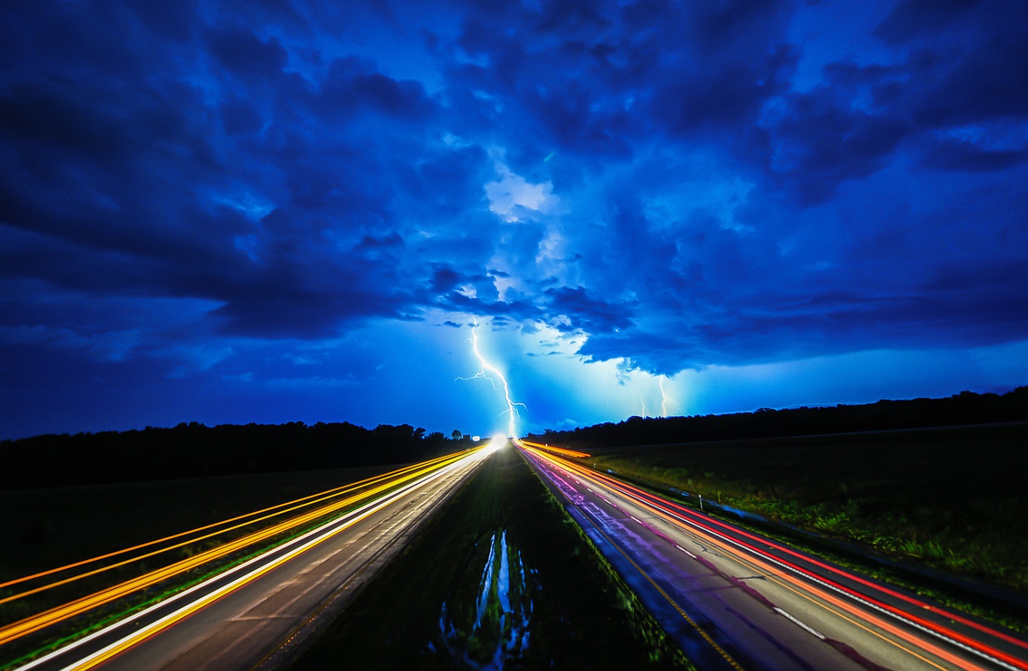 Lightning_Highway___Lightning_strikes_on_the_horizon.jpg