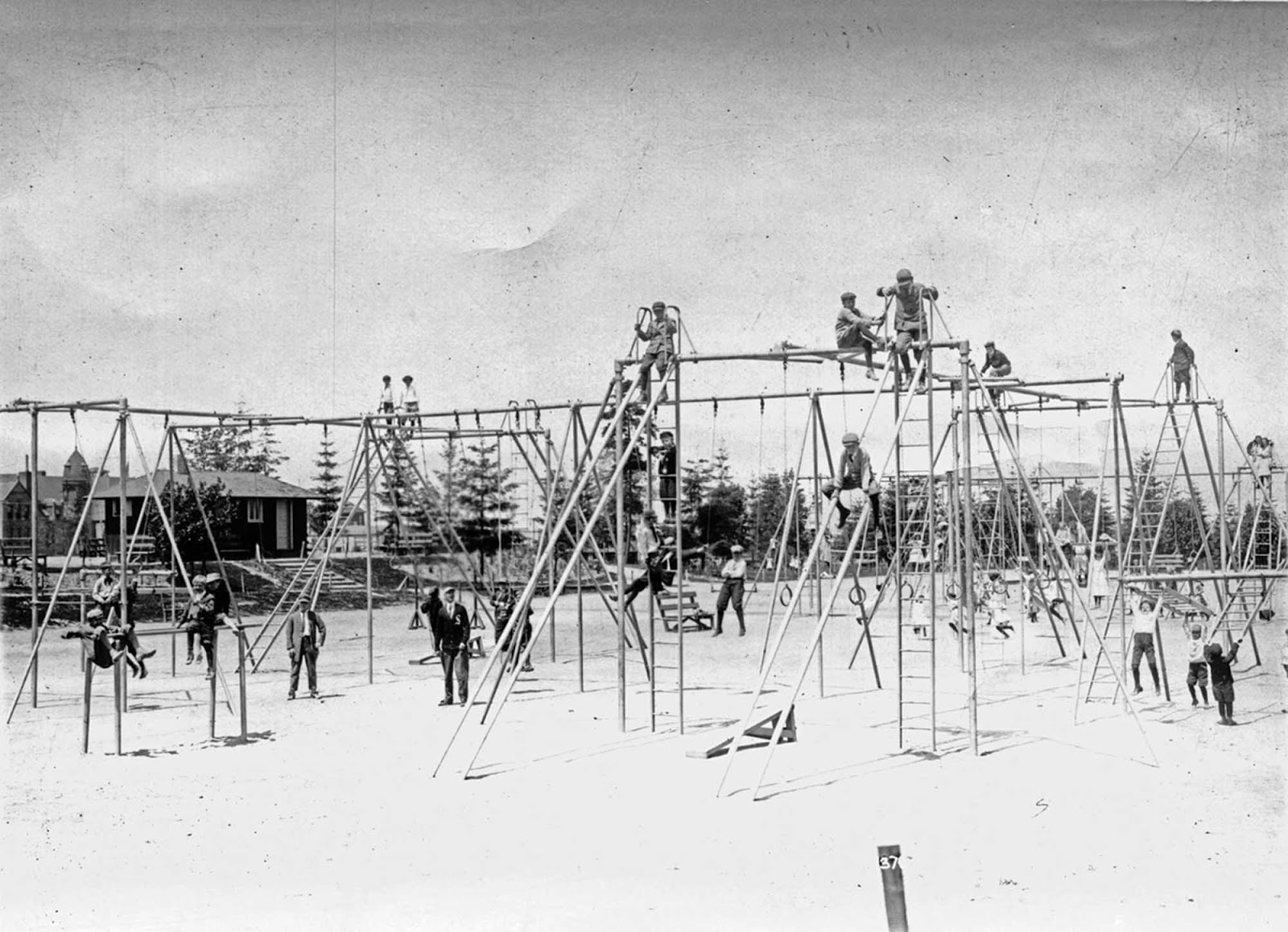 playgrounds_in_1900_10.jpg