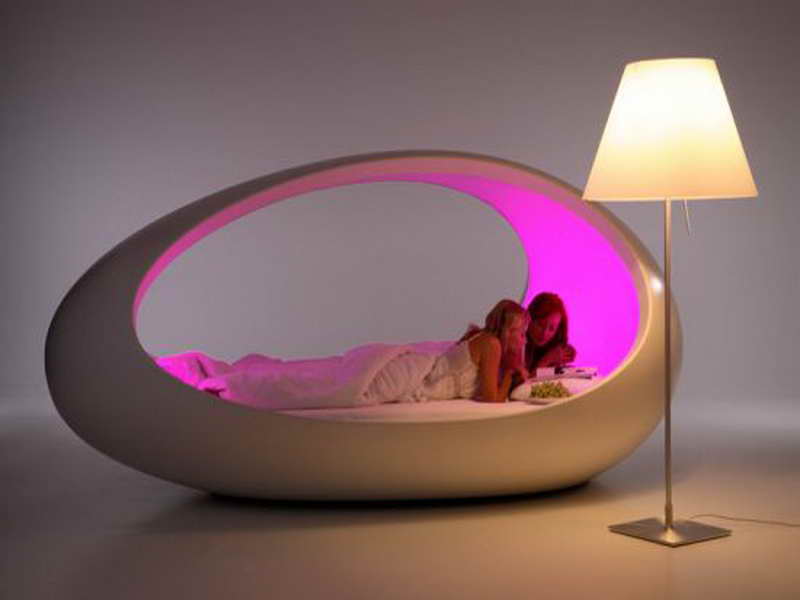 Cool-Shaped-Beds-Design-with-Stand-Lamp.jpg