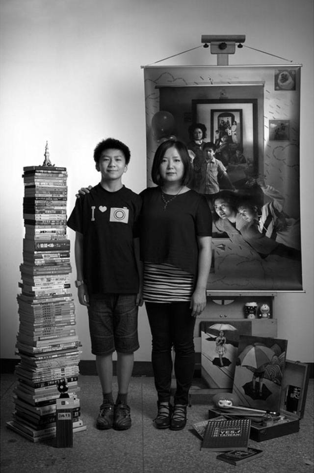 mother_takes_photos_of_herself_with_her_son_for_17_years_straight_in_a_powerful_project_640_high_09.jpg