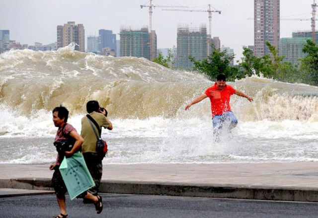massive_tidal_wave_in_china_stuns_spectators_640_01.jpg