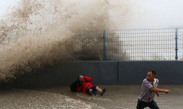massive_tidal_wave_in_china_stuns_spectators_640_02.jpg