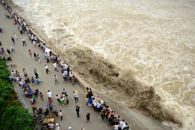massive_tidal_wave_in_china_stuns_spectators_640_04.jpg