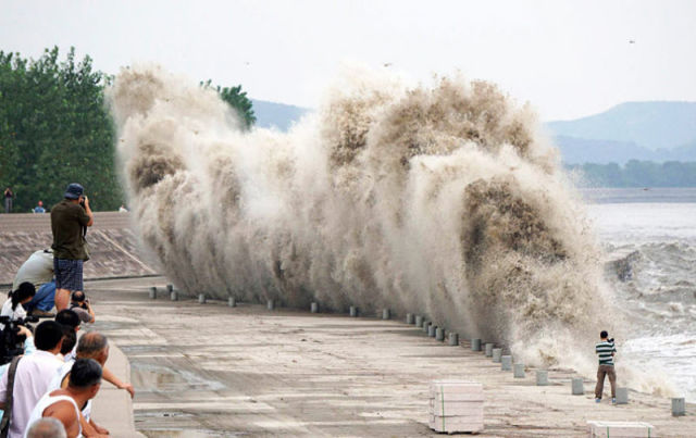 massive_tidal_wave_in_china_stuns_spectators_640_13.jpg