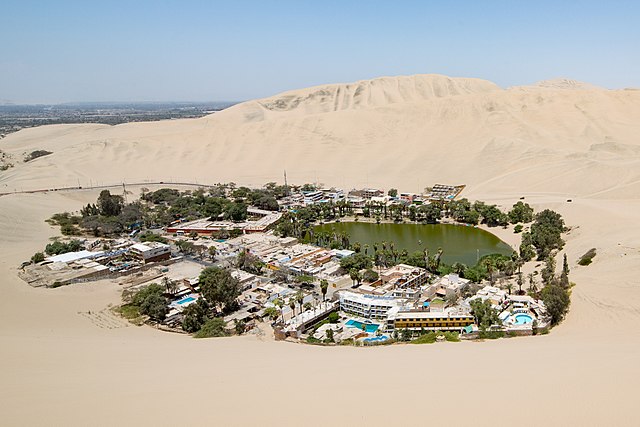 640px-Overview_of_Huacachina.jpg