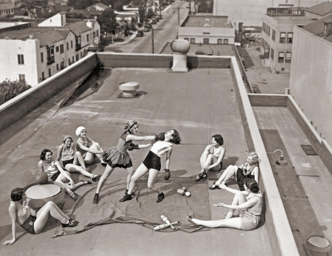woman boxing on a roof Los Angeles in 1933.jpg