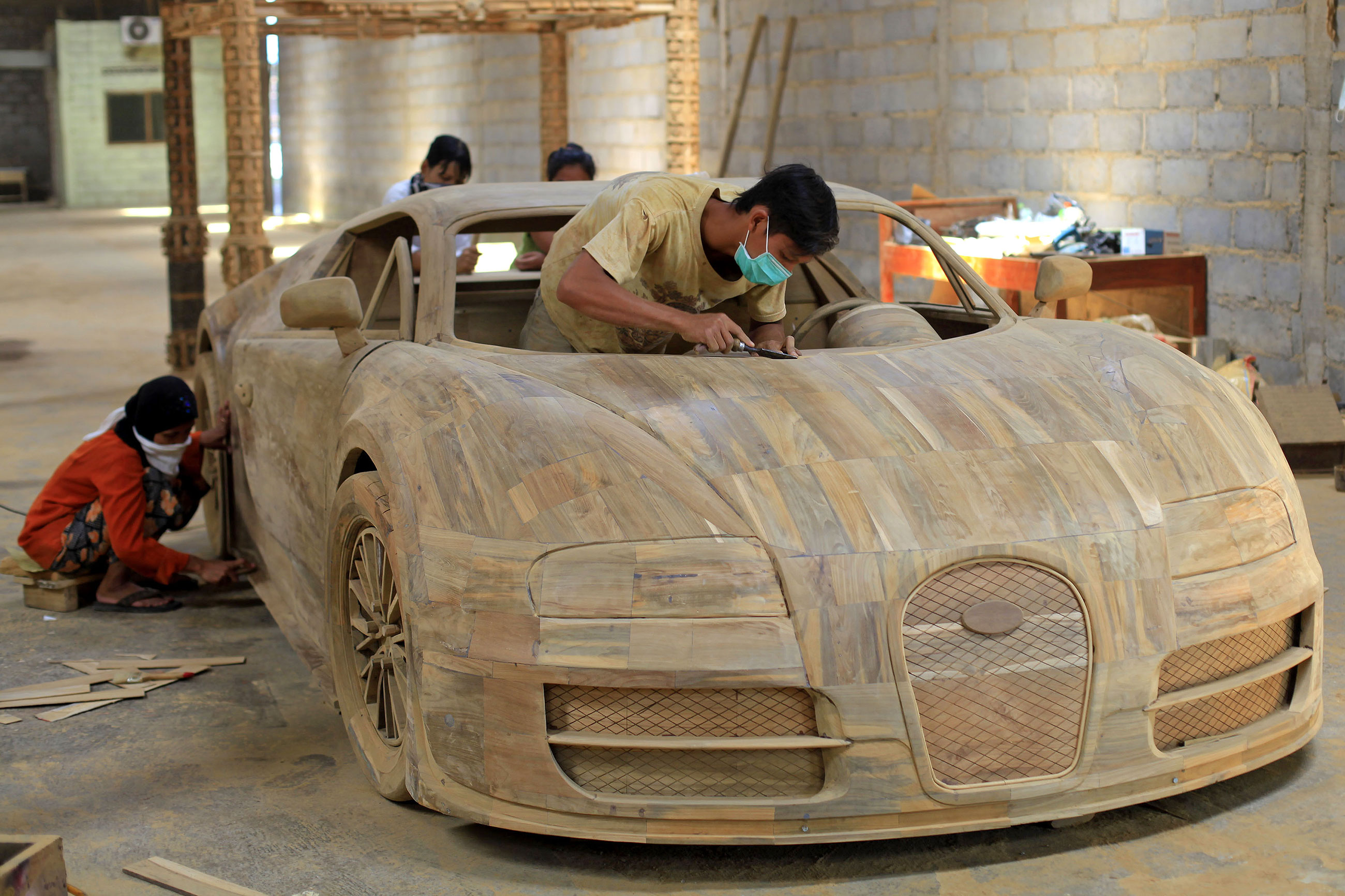 Bugatti-Veyron-replica-from-wood-in-Indonesia.jpg
