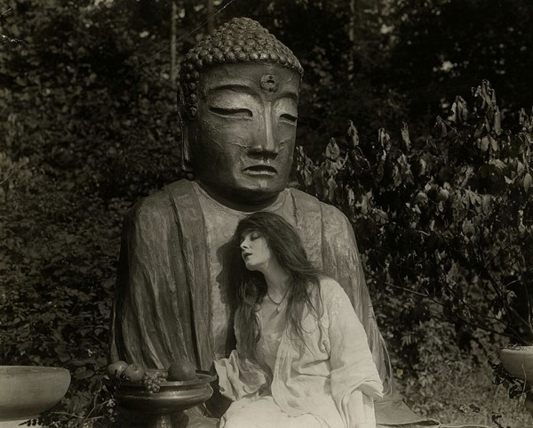 Marie_Doro_in_“The_White_Pearl”_(1915).jpg