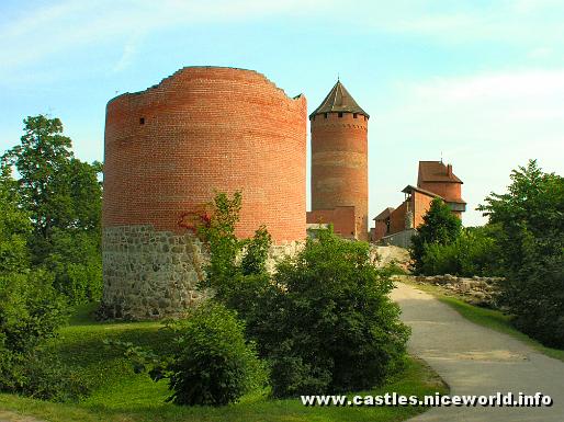 Turaida-castle-near-Sigulda.jpg